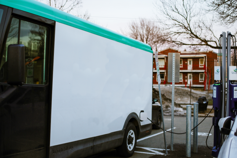 Comment un transporteur à Valence a réduit sa consommation énergétique déclarée grâce à la mesure des IRVE : une solution simple pour alléger vos obligations OPERAT